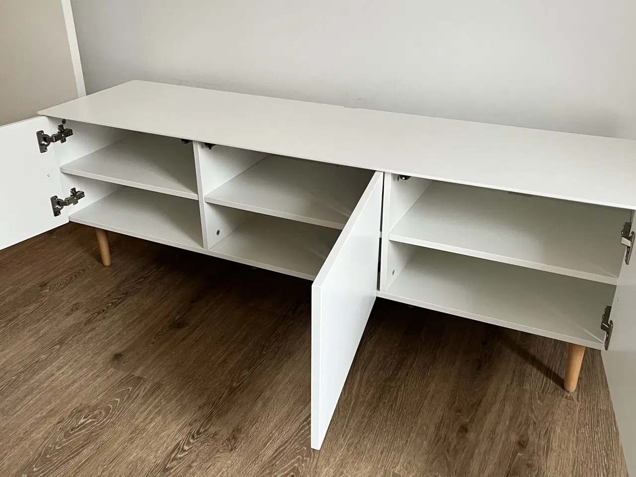 Billede 2 - Hvidt TV møbel med træben