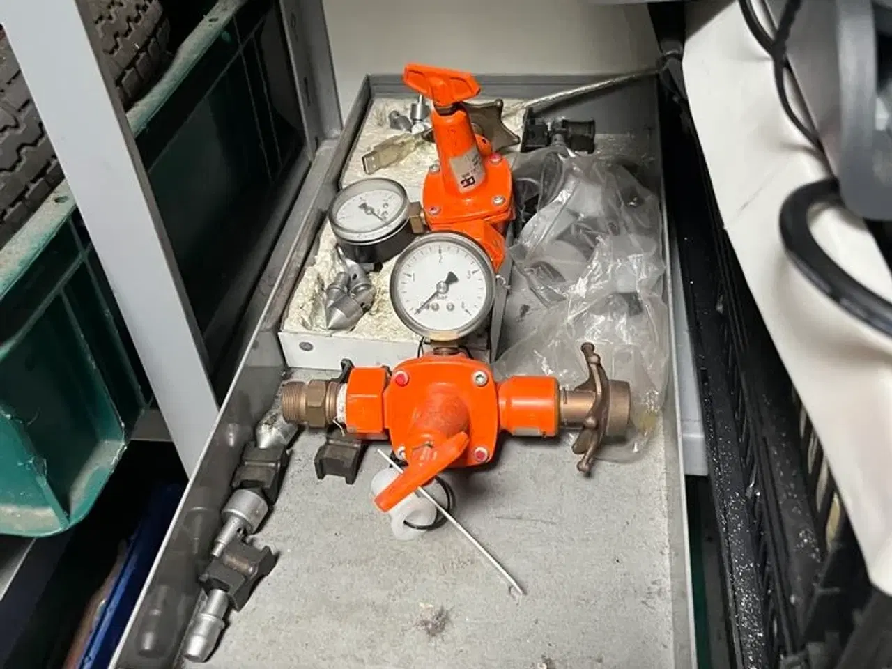 Billede 4 - Reol m. indhold: Ventiler, slanger mv.