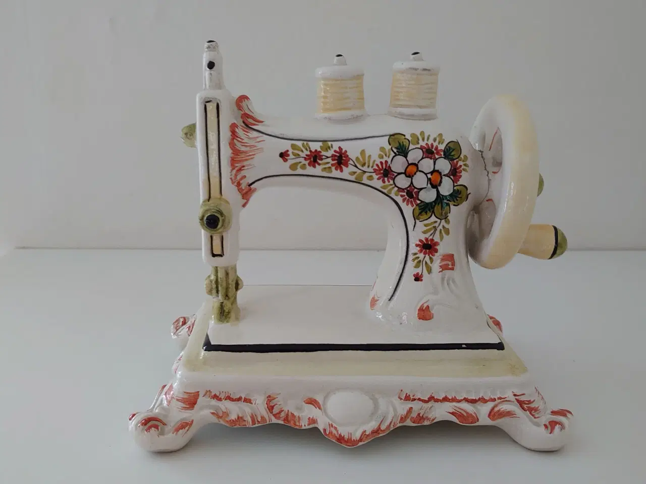 Billede 1 - Sjælden gammel symaskine i porcelæn.