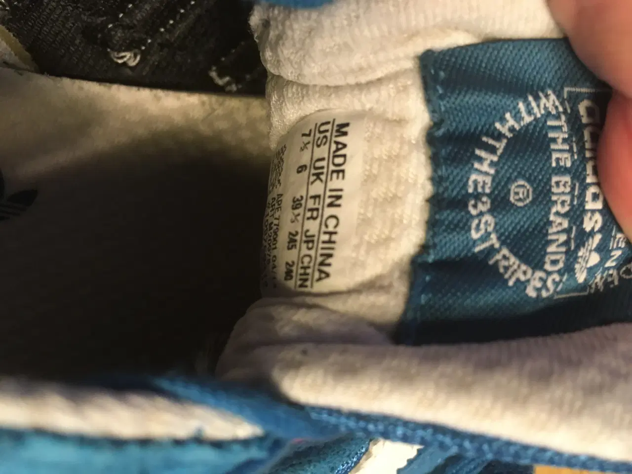 Billede 3 - Adidas sko i fed blå farve - som nye