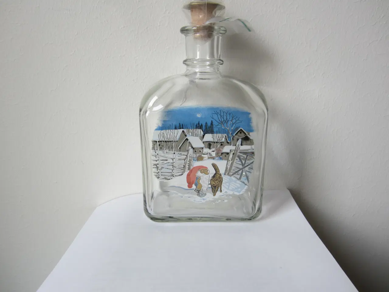 Billede 1 - Holmegaard karaffel Nisse med kat + 2 glas