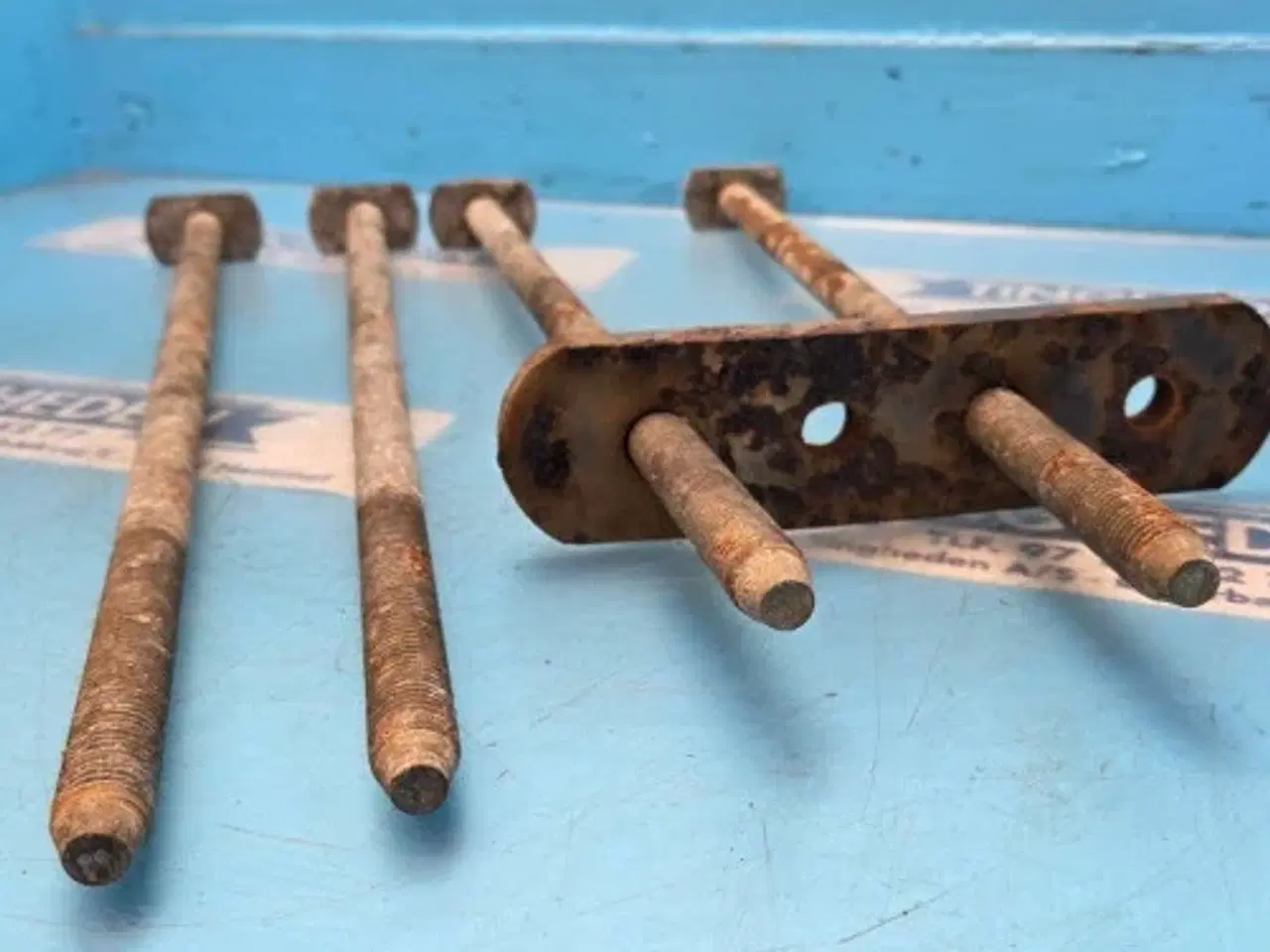 Billede 4 - New Holland 8340 Frontvægt Pin Sæt 801777536