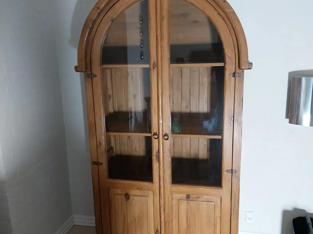 Billede 1 - Vitrineskab med lys