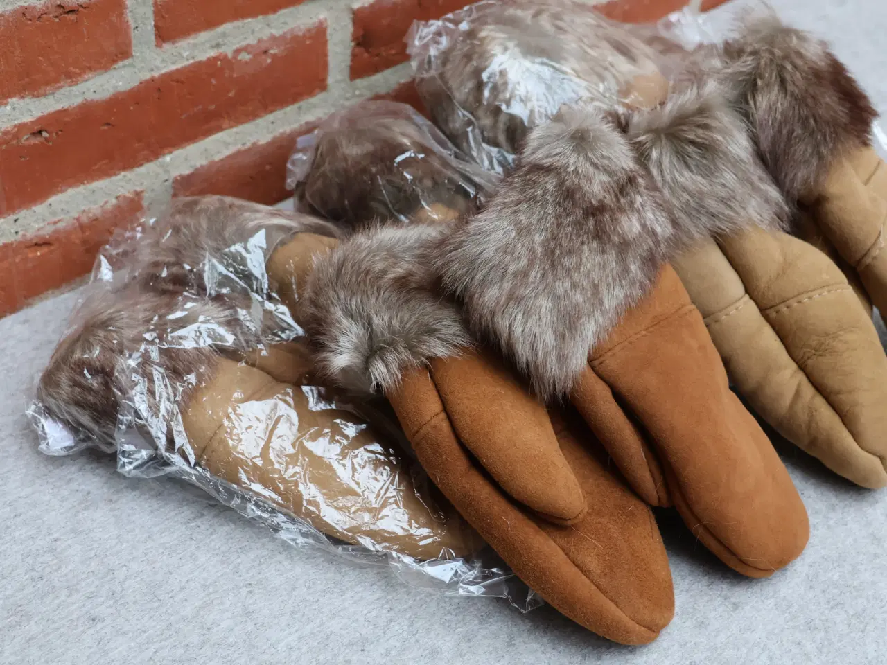 Billede 2 -  6 Par Lammeskinds luffer, foret m/uld og rævepels