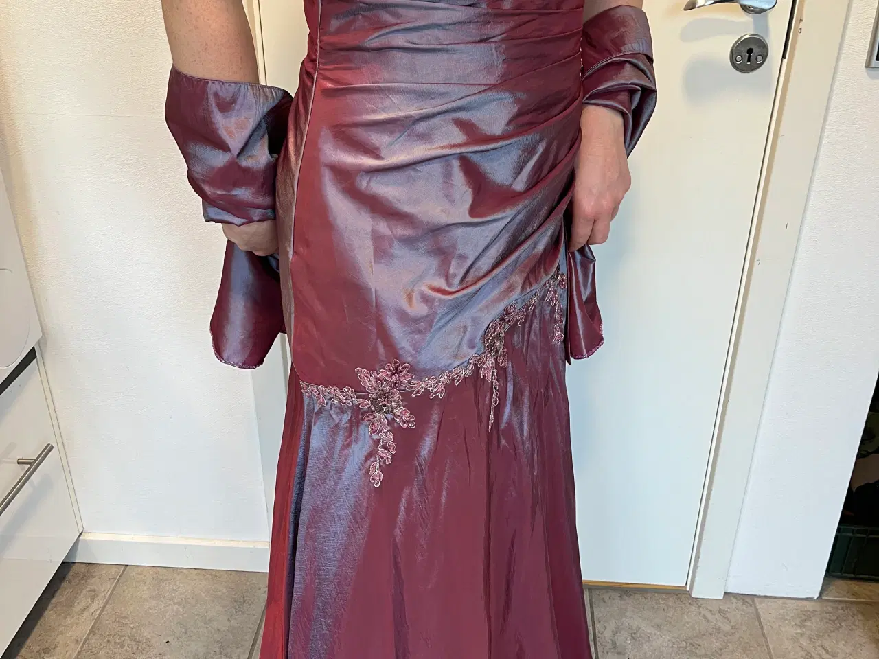 Billede 3 - Gallakjole med smukke detaljer, inkl sjal
