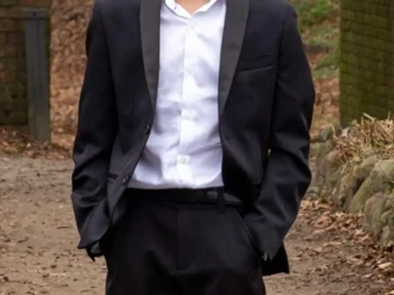 Billede 1 - Tøj til den lille konfirmand