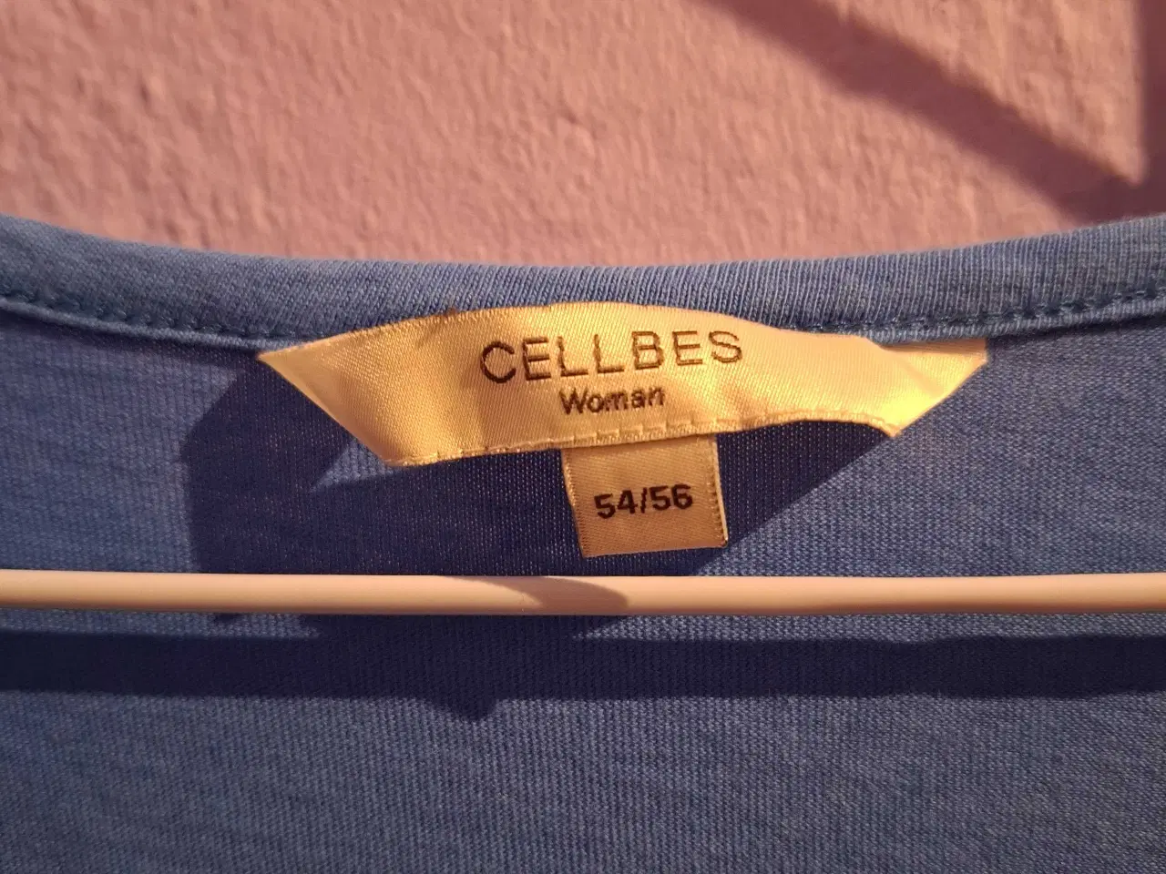 Billede 3 - Blå t-shirt fra Cellbess I str. 54-56