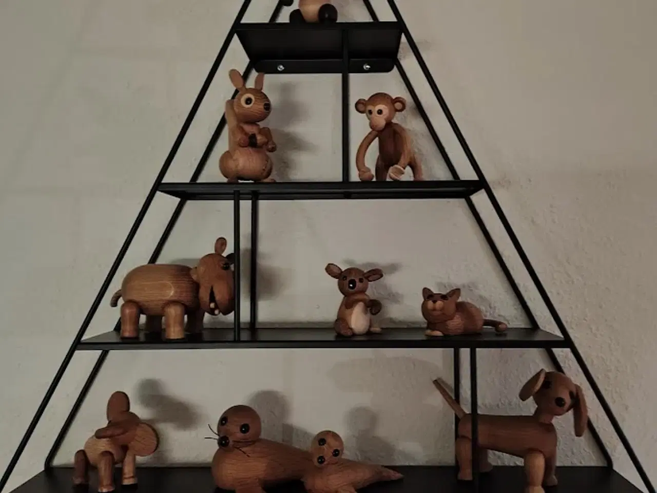 Billede 1 - hylde med Spring Copenhagen træfigurer 