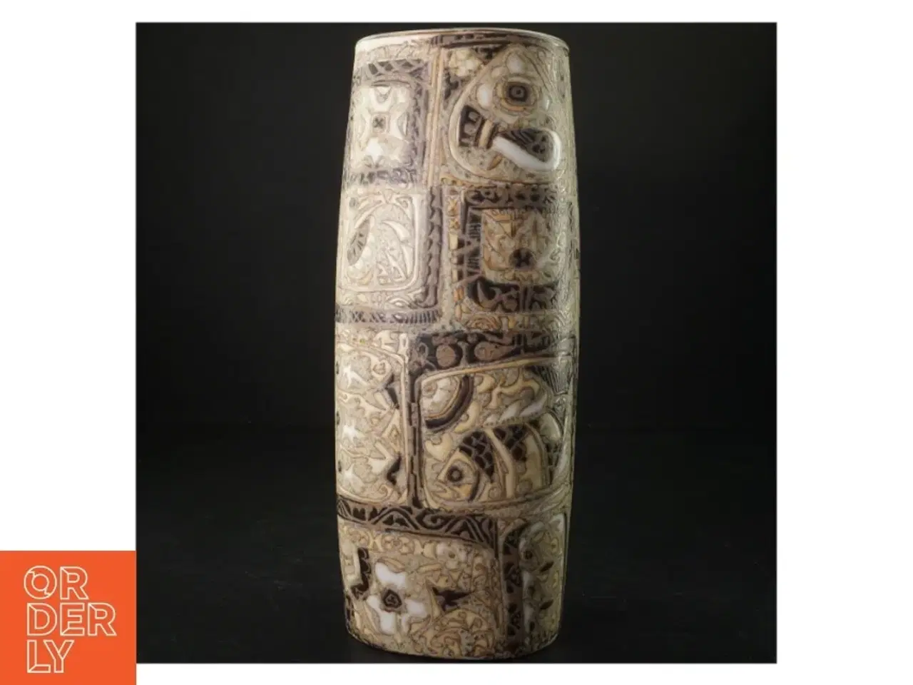 Billede 1 - Udsmykket vase (str. 29 cm lang. 10 x 9 cm)