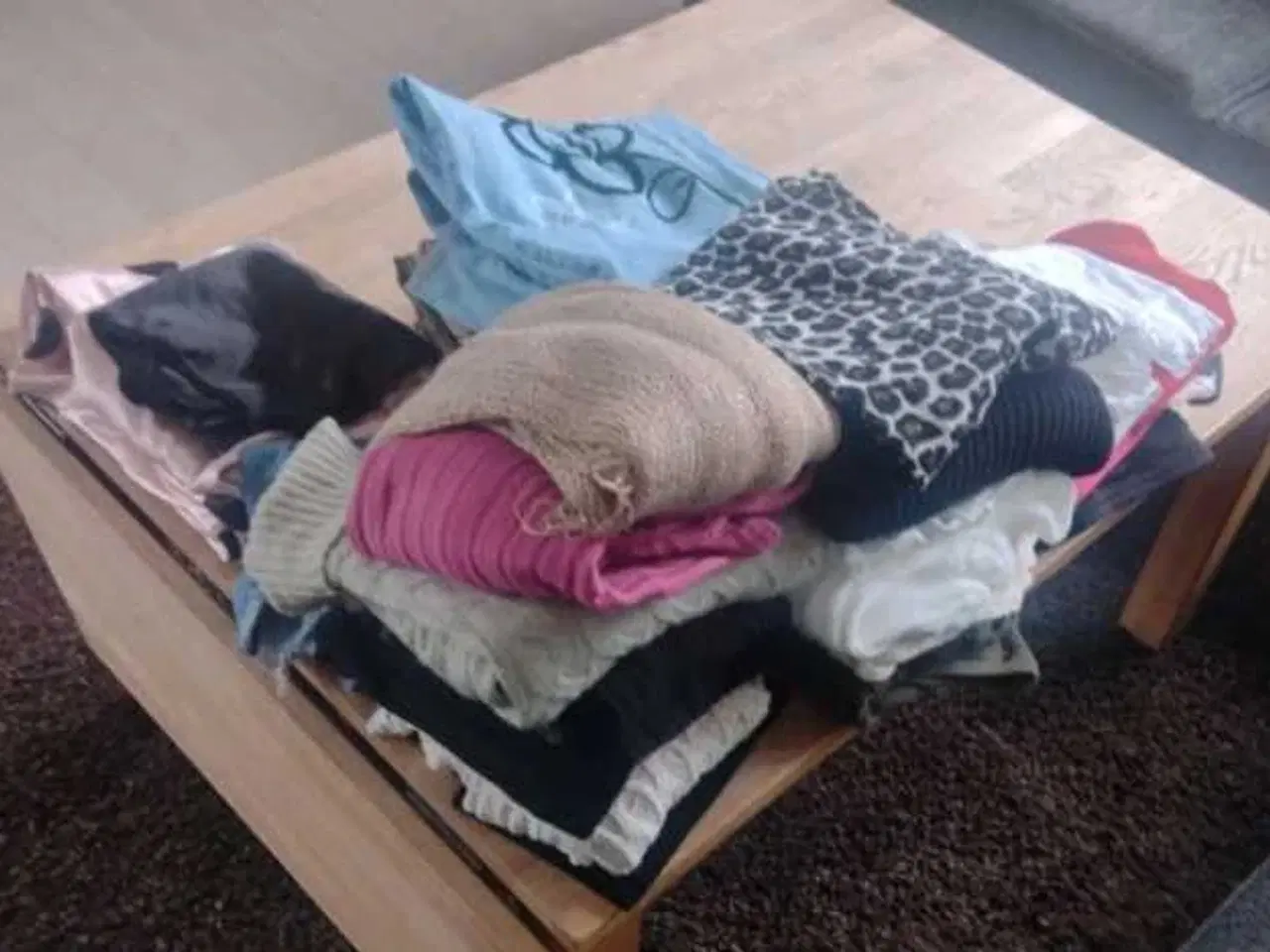 Billede 1 - Stor tøjpakke pigetøj i str 10 år til 12 år