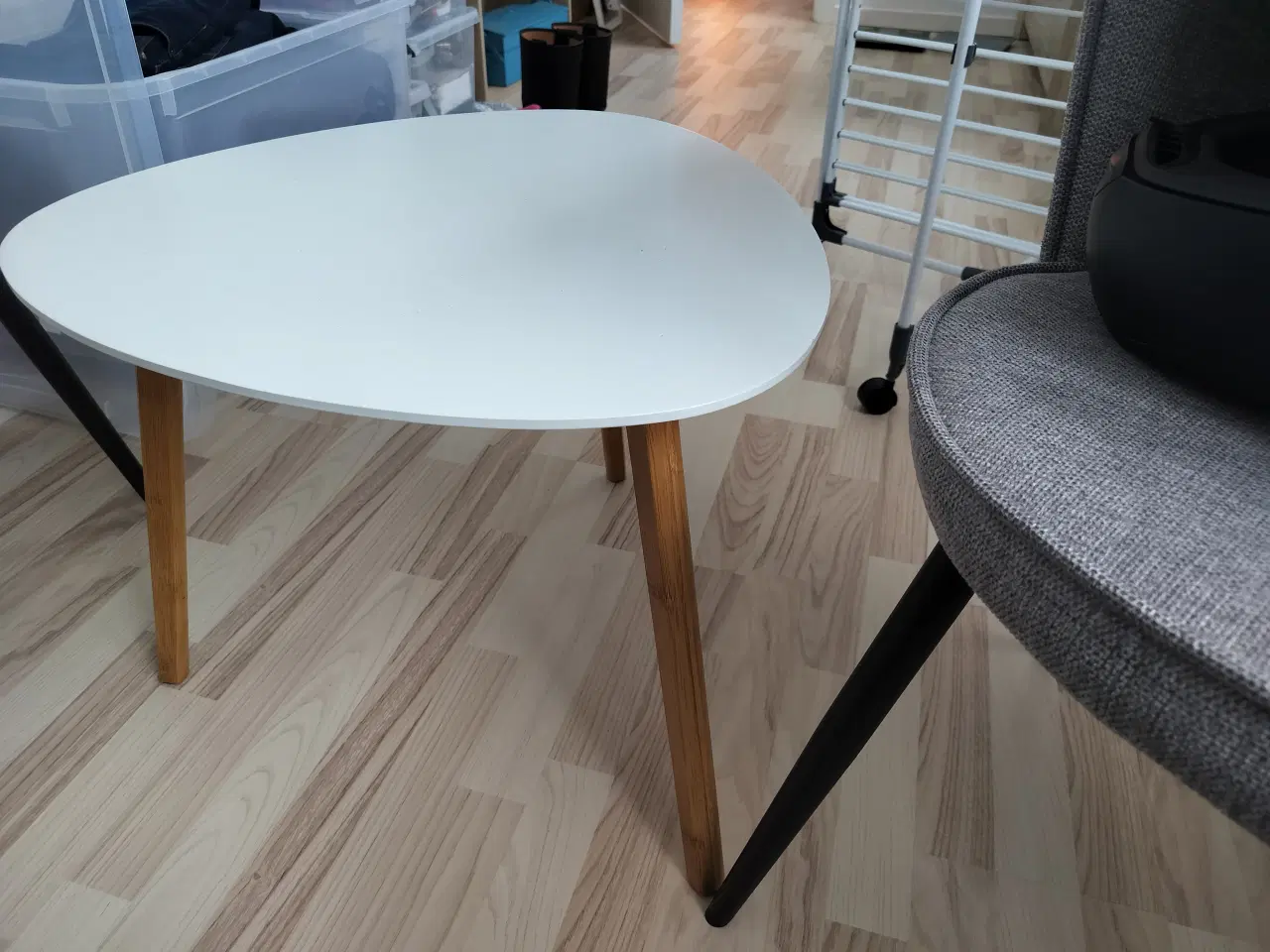 Billede 3 - Fin 2 personer sofa og et fint lille bord ca 3 år 