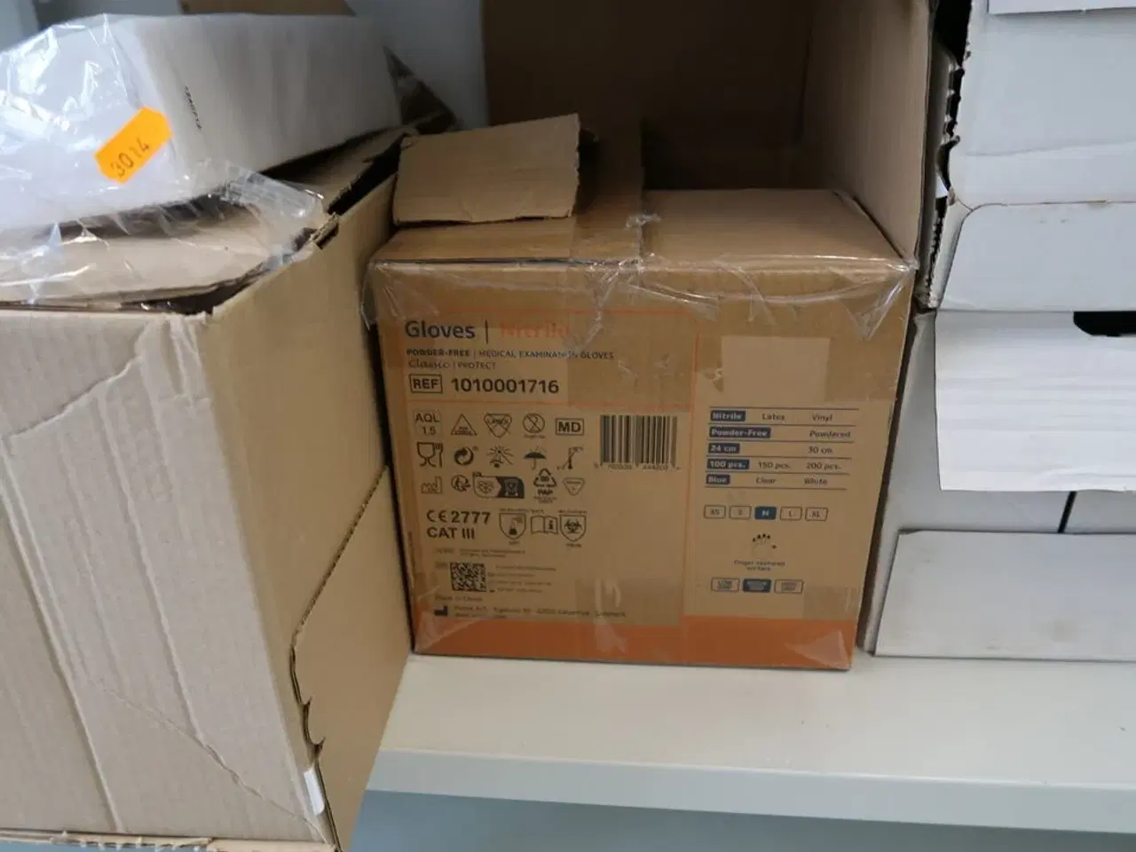 Billede 8 - 3 fag lagerreoler med div. Rengøringsmidler, rengøringsartikler m.m.