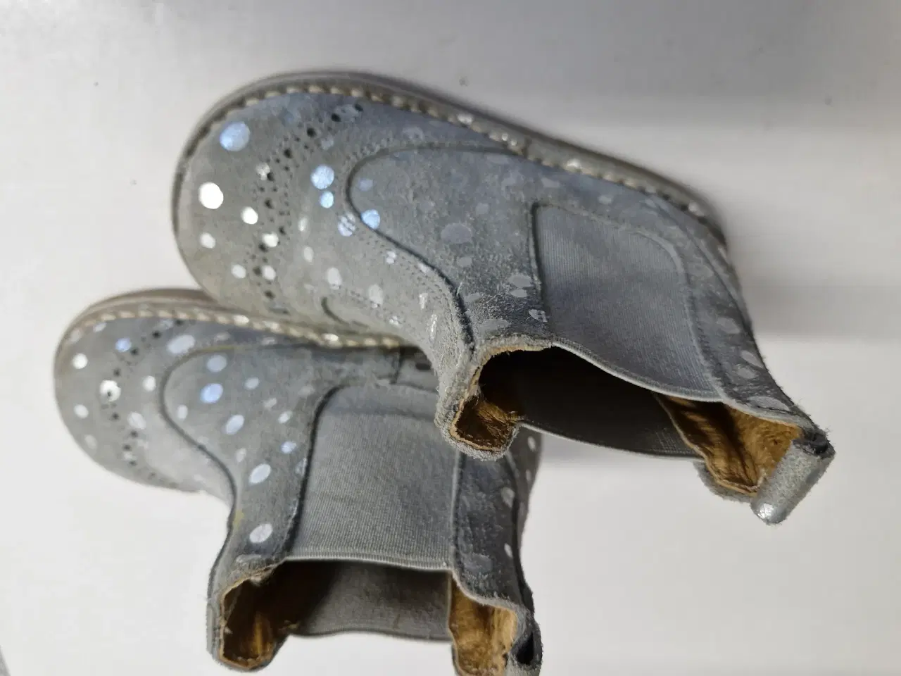 Billede 3 - FLOTTE SKINDFOREDE POM POM Støvletter str 23 .