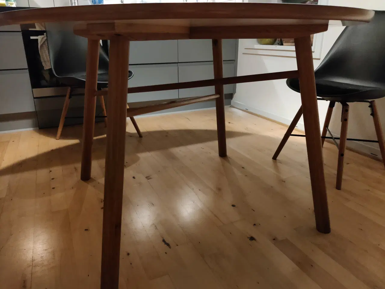 Billede 2 - Spisebord med hvid højtrykslaminat og egetræs ben.