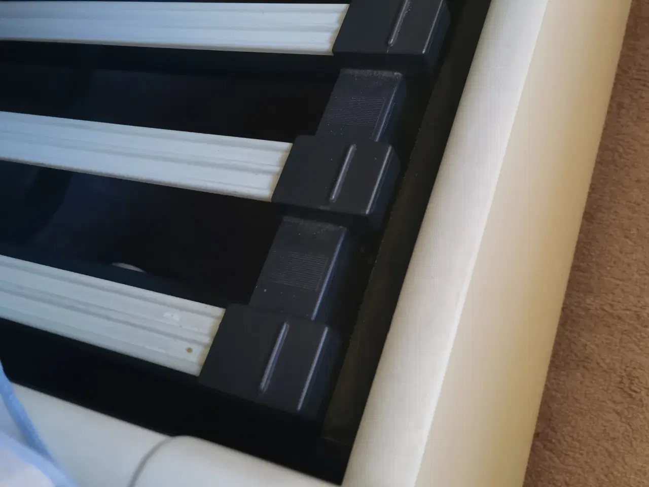 Billede 2 - Seng med møbel skab