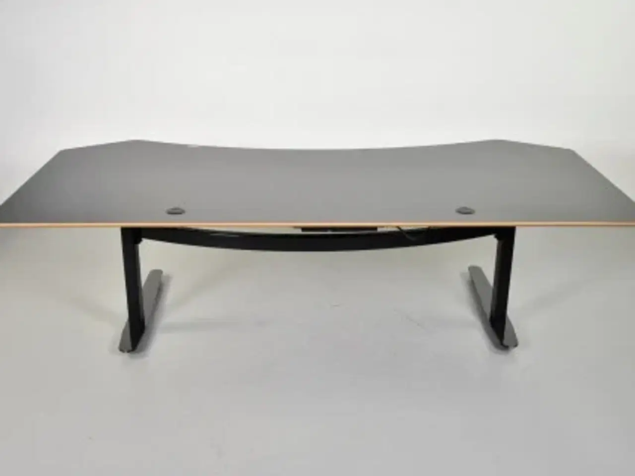 Billede 3 - Hæve-/sænkebord med mavebue og kabelbakke, 230 cm.