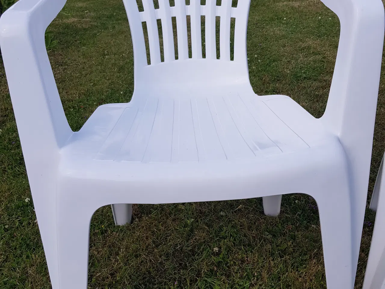 Billede 2 - Havestole / stabelstole hvid plastic