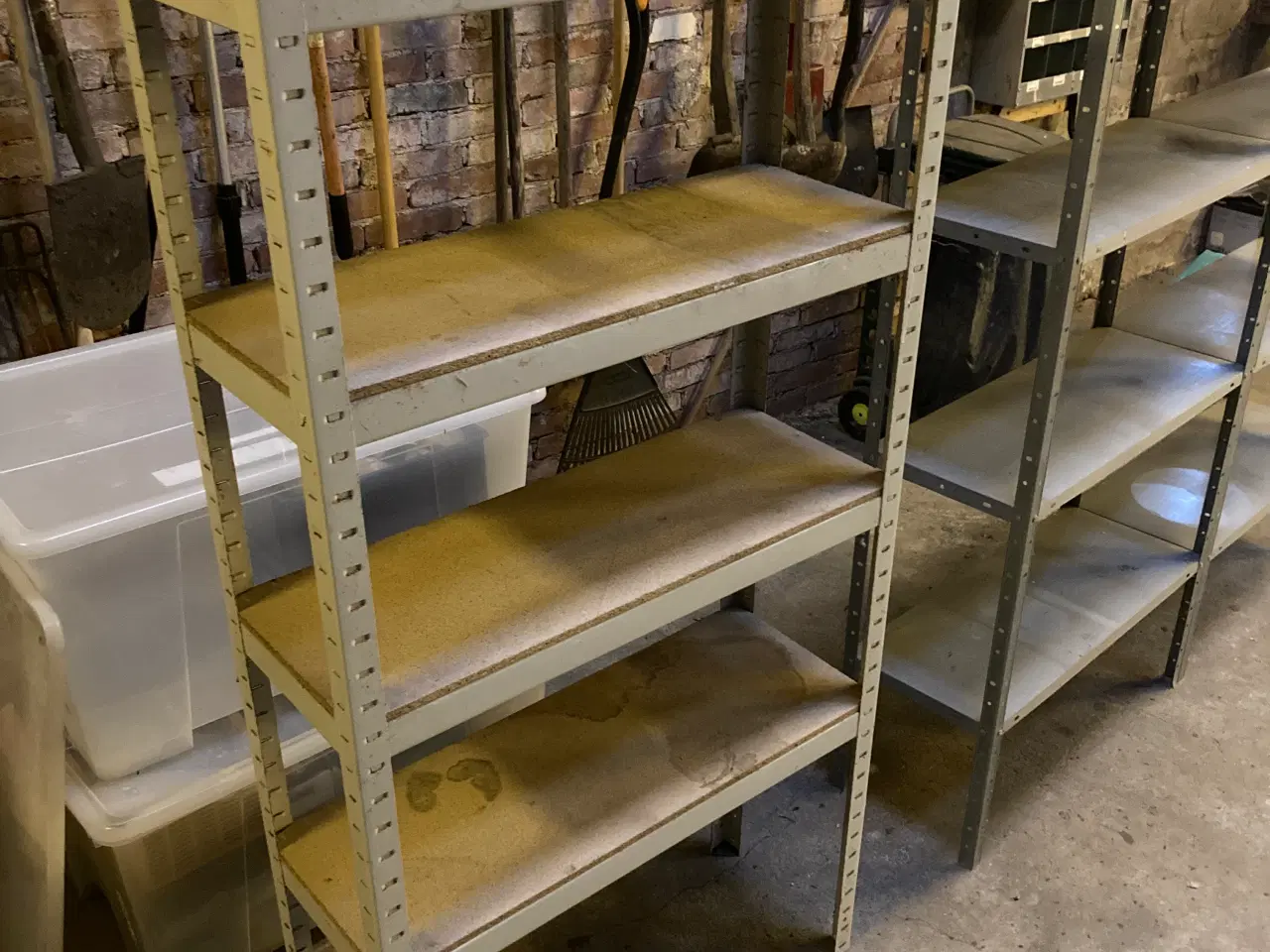 Billede 1 - Stålreol med hylder i træ.