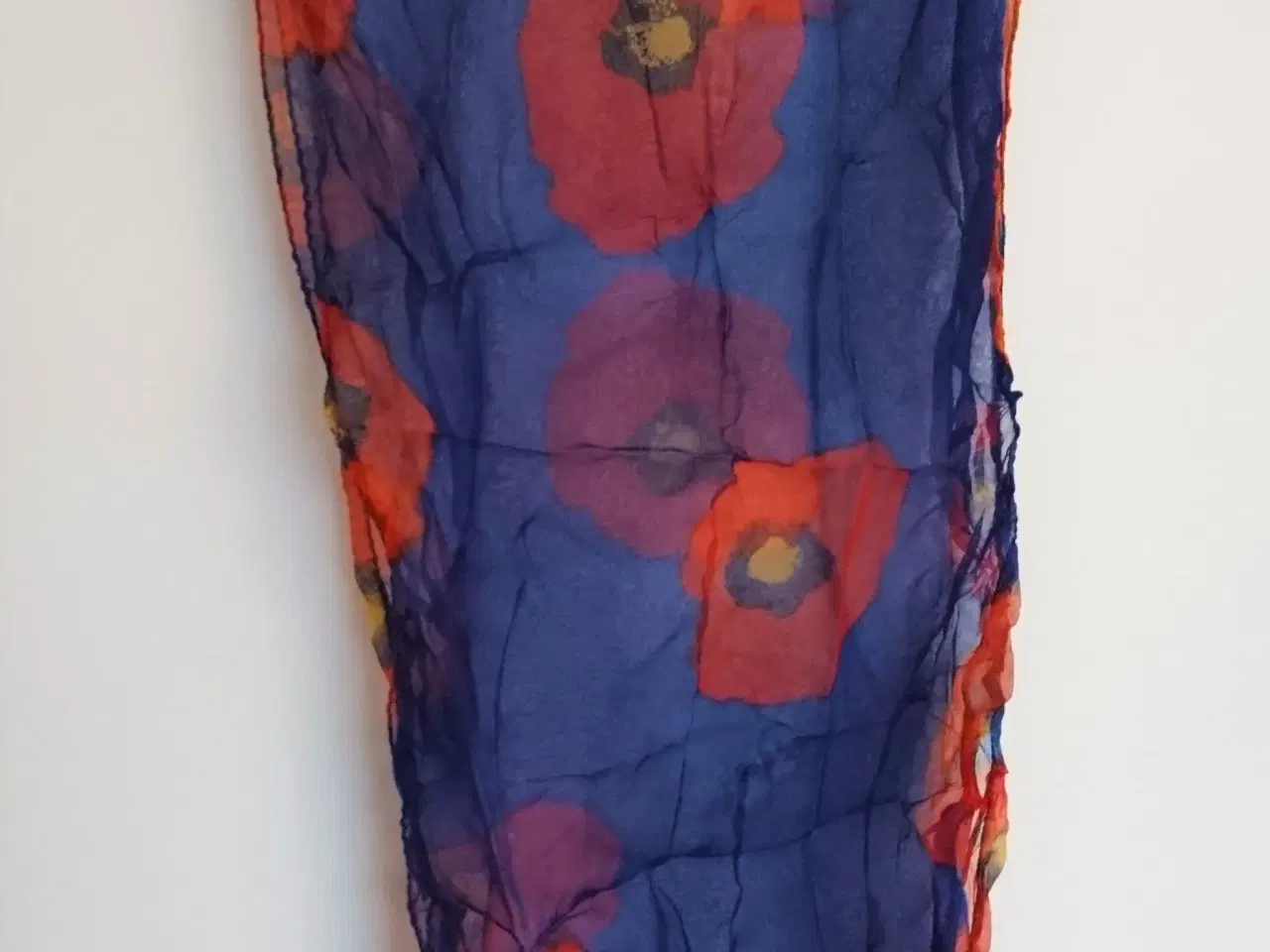 Billede 1 - Tørklæde - Blå med røde blomster, str. 34 x 150 cm