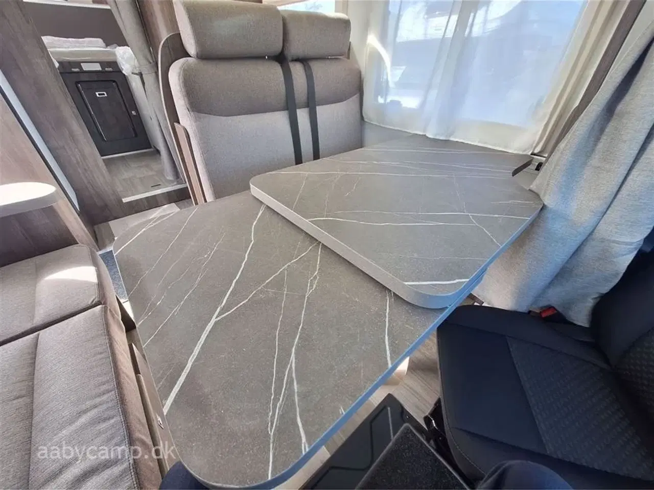 Billede 10 - 2025 - Benimar Tessoro 463 UP   Solcelle. markise. tv. 5 selepladser. batteri. helårsdæk. p-sensor for og bag. Bakkamera.