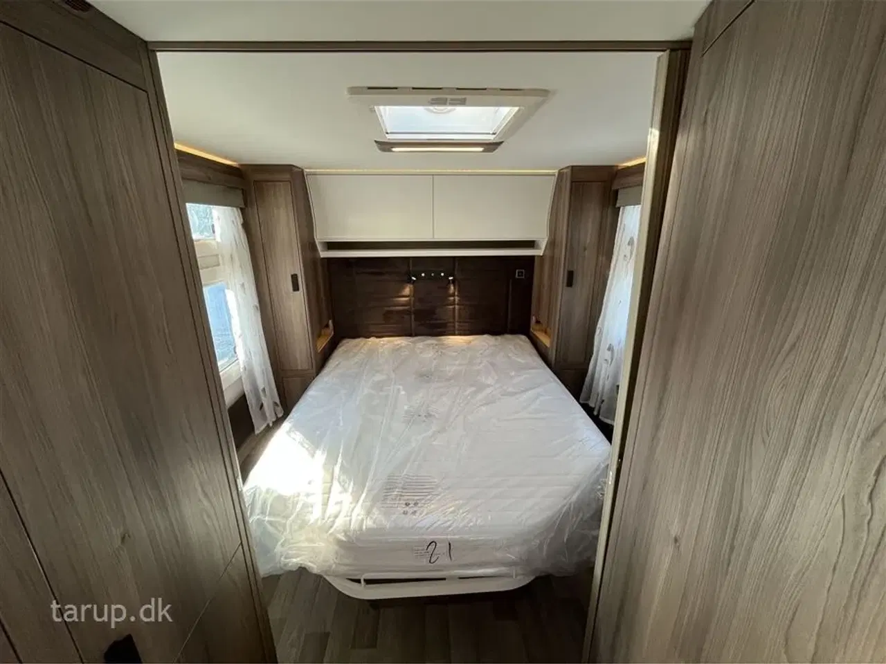 Billede 16 - 2026 - Kabe Ametist 560 GLE KS B8   fritstående dobbeltseng, rundsiddegruppe i mørkegråt  skind, ALDE centralvarme, vandbåren gulvvarme, ATC, stort kompressor køleskab