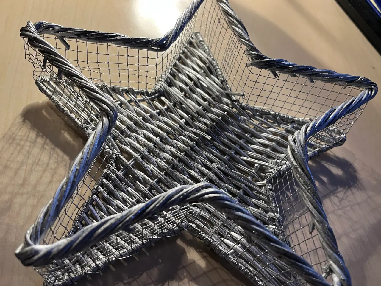 Billede 1 - Dekorativ stjernekurv i sølvfarvet