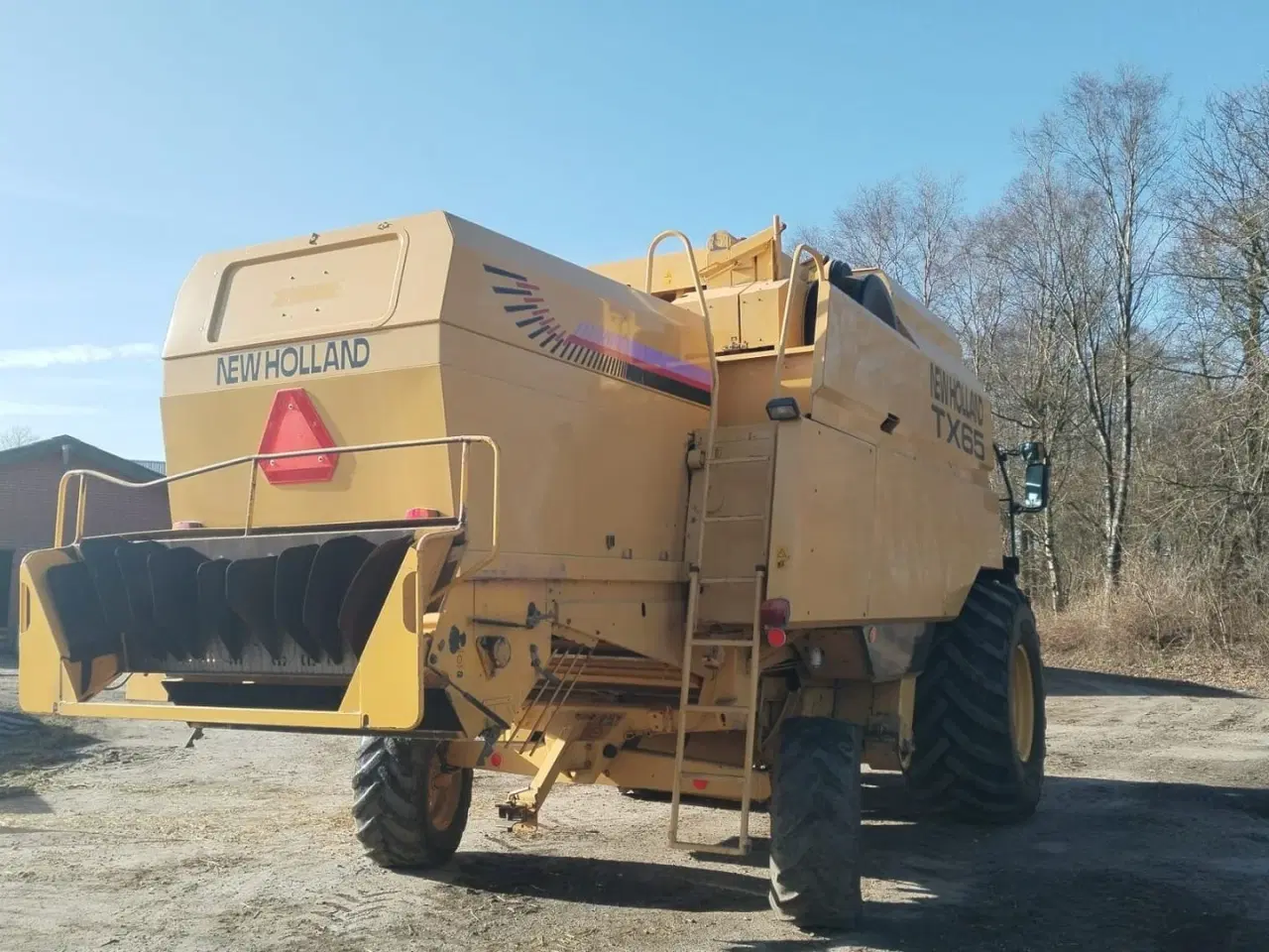 Billede 3 - New Holland TX 65 SLH TX65 med selvopret soldkasse, 17 fods skærebord, snitter, Årg 1998, 3236 tærsketimer og 4036 motortimer , 800-65/32 hjul 405 baghjul