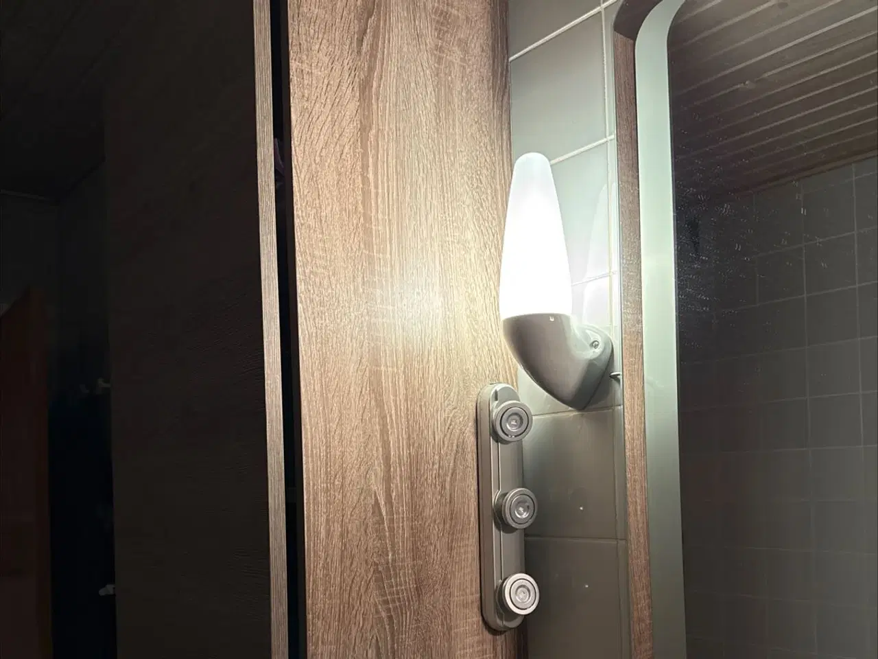 Billede 7 - Aubo skab i valnødsfolie med hylder. Nyt.