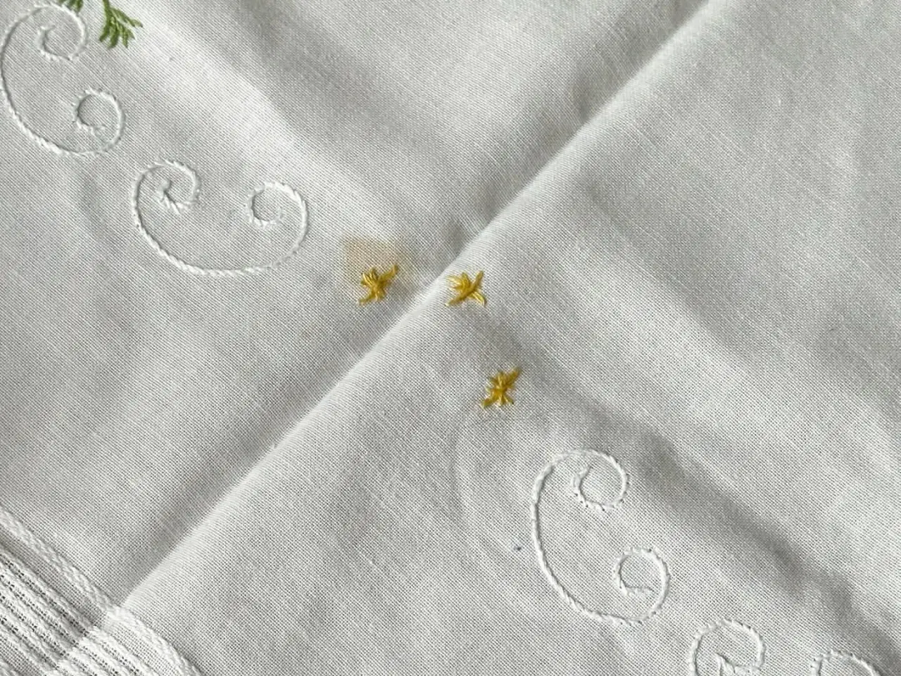 Billede 5 - Tysk hvid bomuldsdug m lysebroderi,77 x 72 cm, NB
