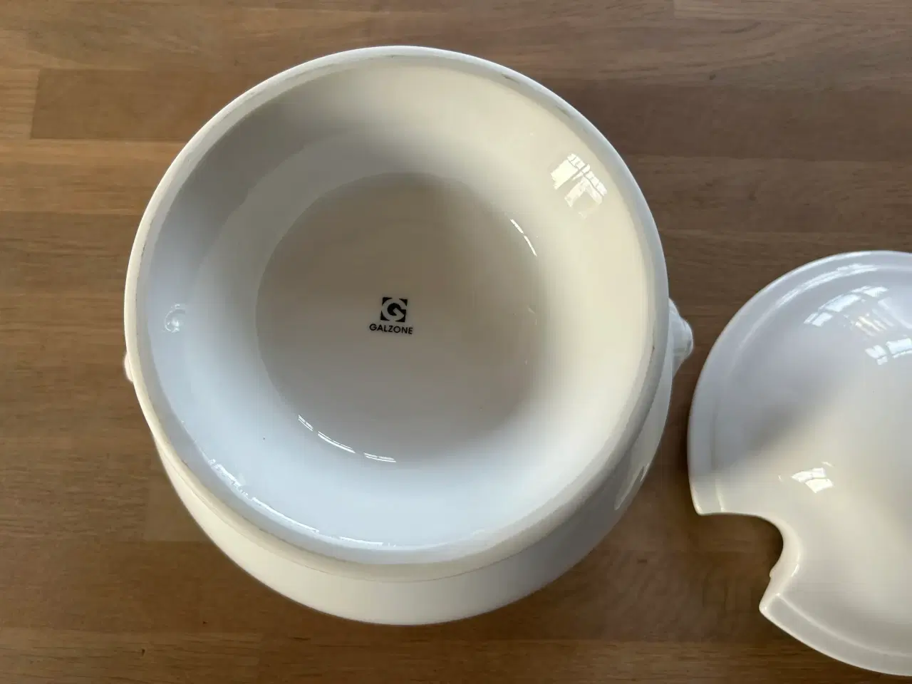 Billede 4 - Stor hvid suppeterrin med løvehoveder og låg