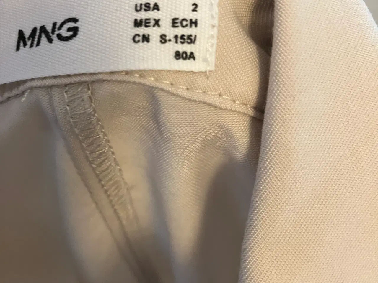 Billede 2 - Mango skjortebluse str. XS. Beige og 100 % viskose