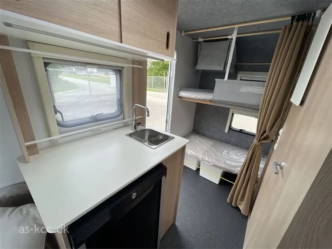 Billede 13 - 2025 - Adria Aviva Lite 360 DK   Adria Aviva 360 DK Lite årg..2005 4 sovepladser, 4 siddepladser. Egenvægt 720 totalvægt 1000 kg. Ren el 12/230 V