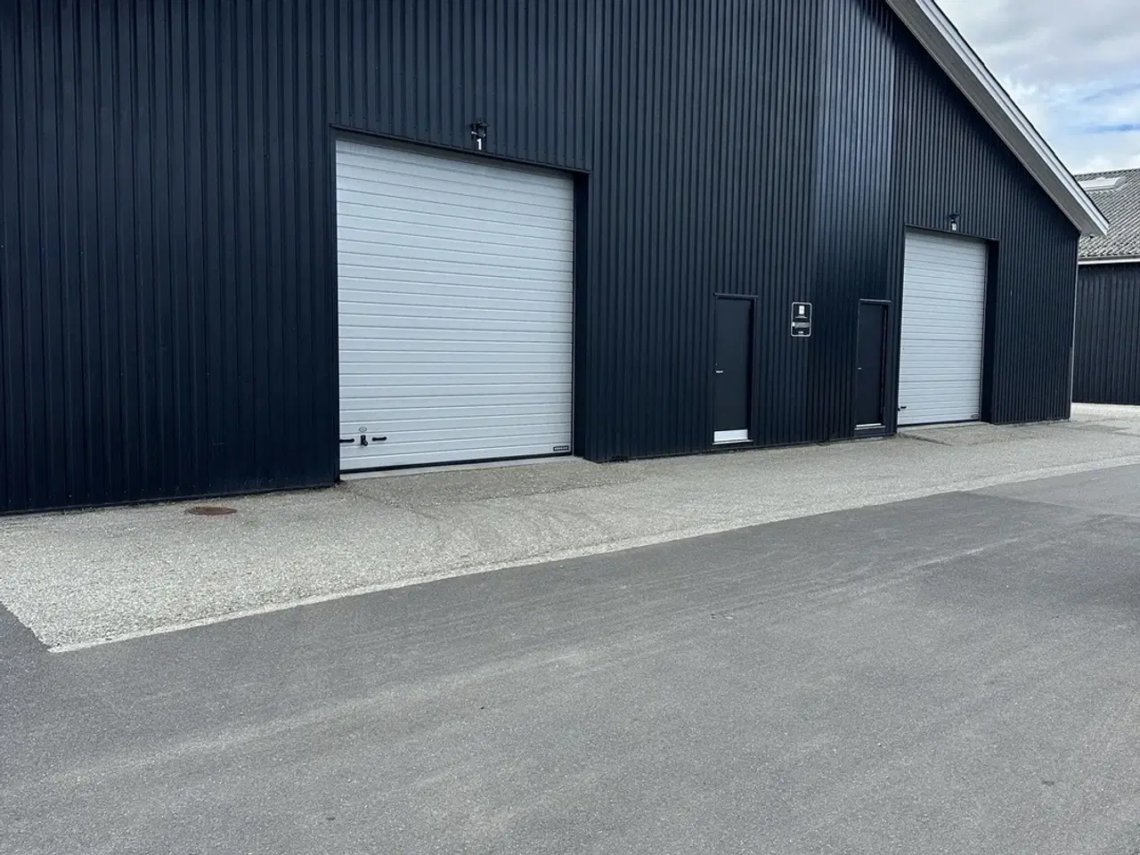 Billede 9 - Lager. isoleret med port og indgangsdør