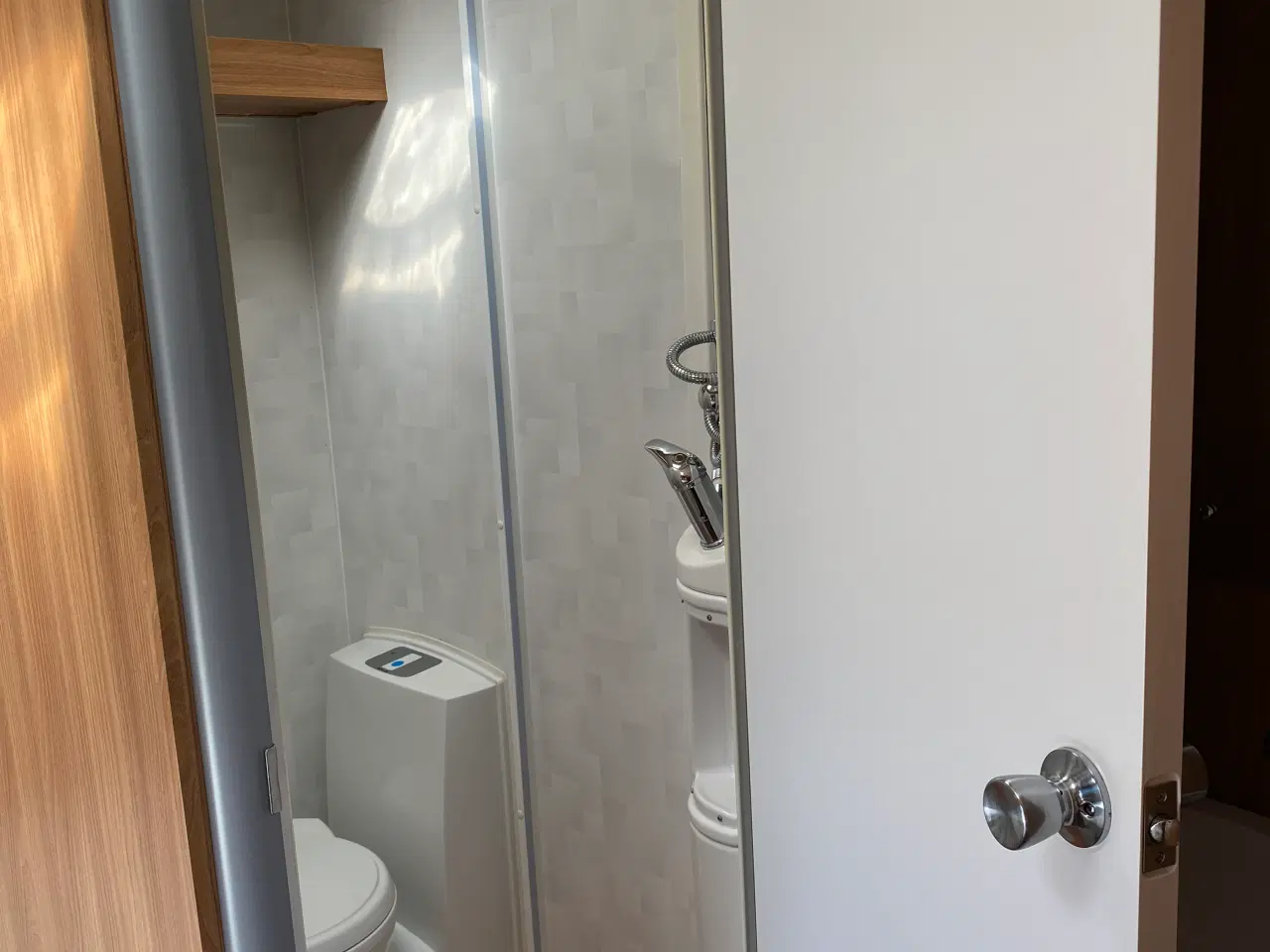 Billede 13 - KVALITET,CAMPINGVOGN ? der ligner en Autocamper. 