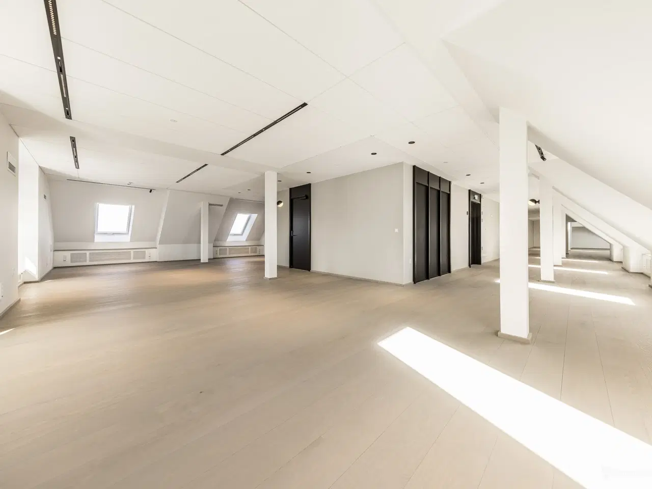 Billede 3 - Tageetage - usædvanligt kontor og/eller showroom - fælles kantine og fitness