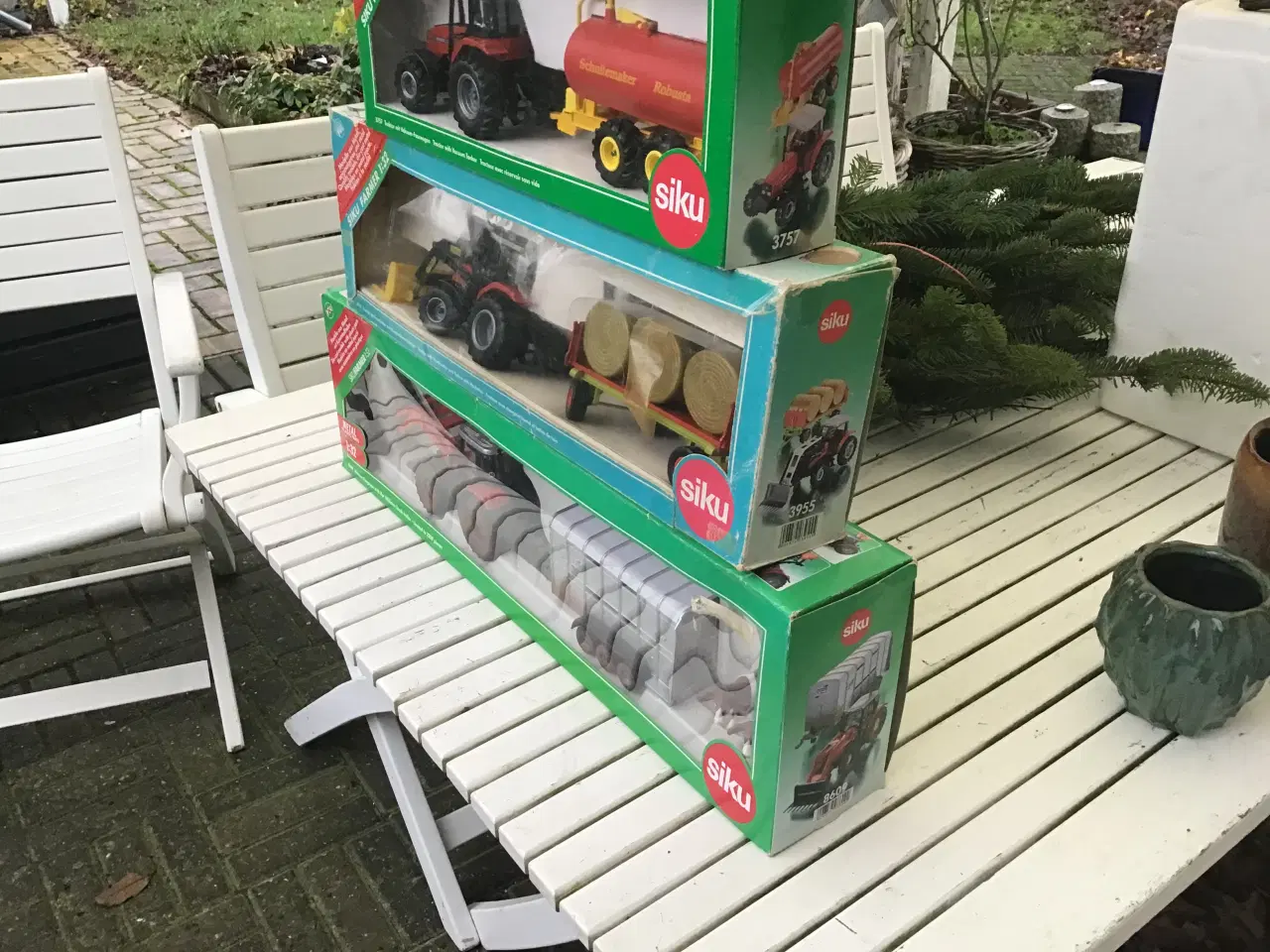 Billede 2 - Siku traktor i æsker med tilbehør