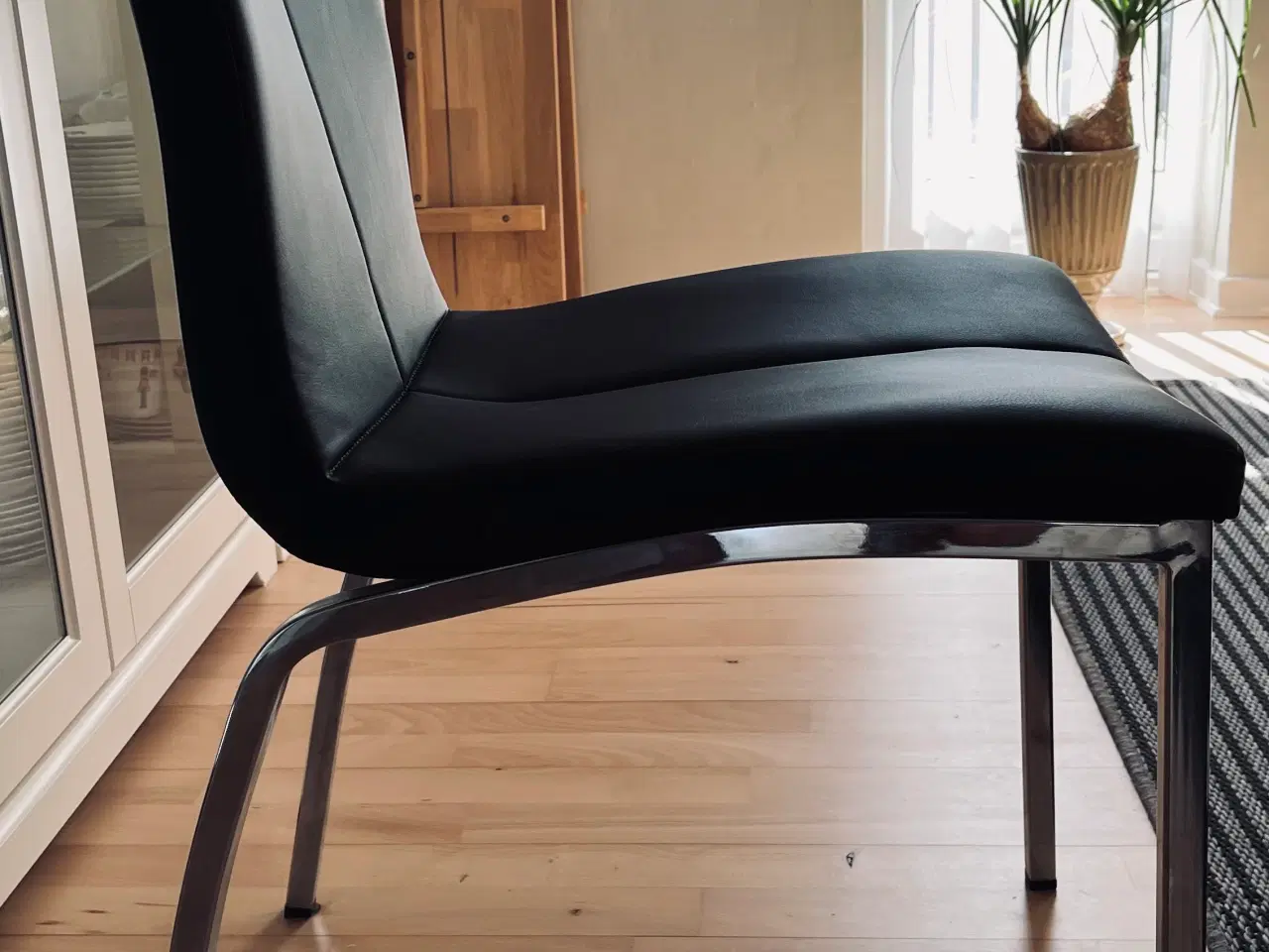 Billede 4 - Spisebord og stole 