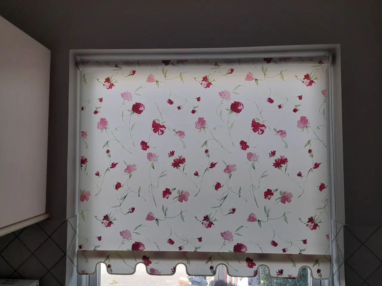 Billede 1 - Rullegardin med blomster i røde og grønne nuancer.