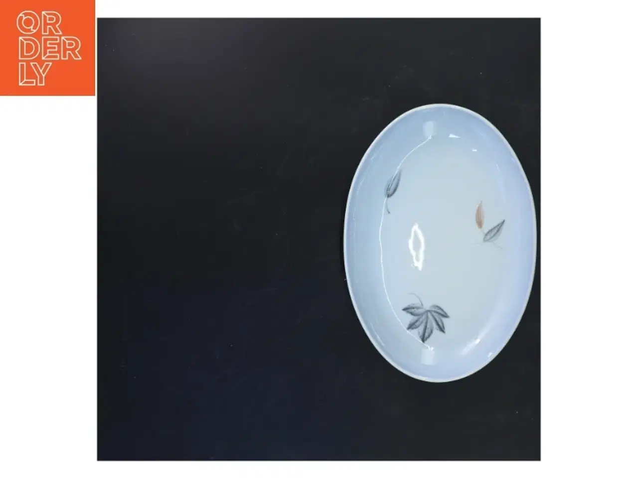 Billede 2 - Ovalt porcelænsfad med bladdesign fra B&G (str. 3x25x17 cm)