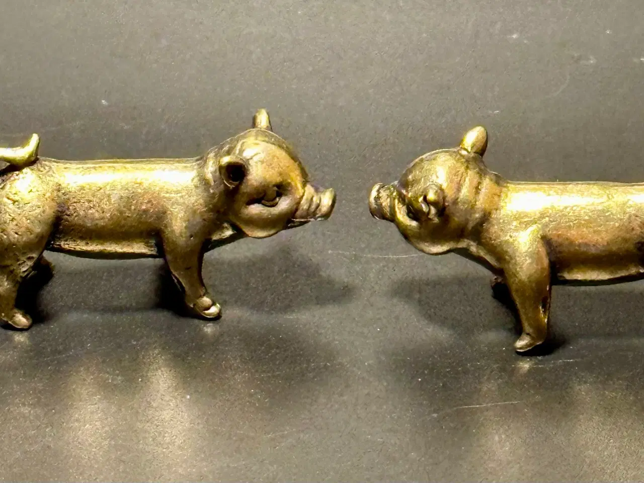 Billede 3 - To miniature grisefigurer håndstøbt af messing