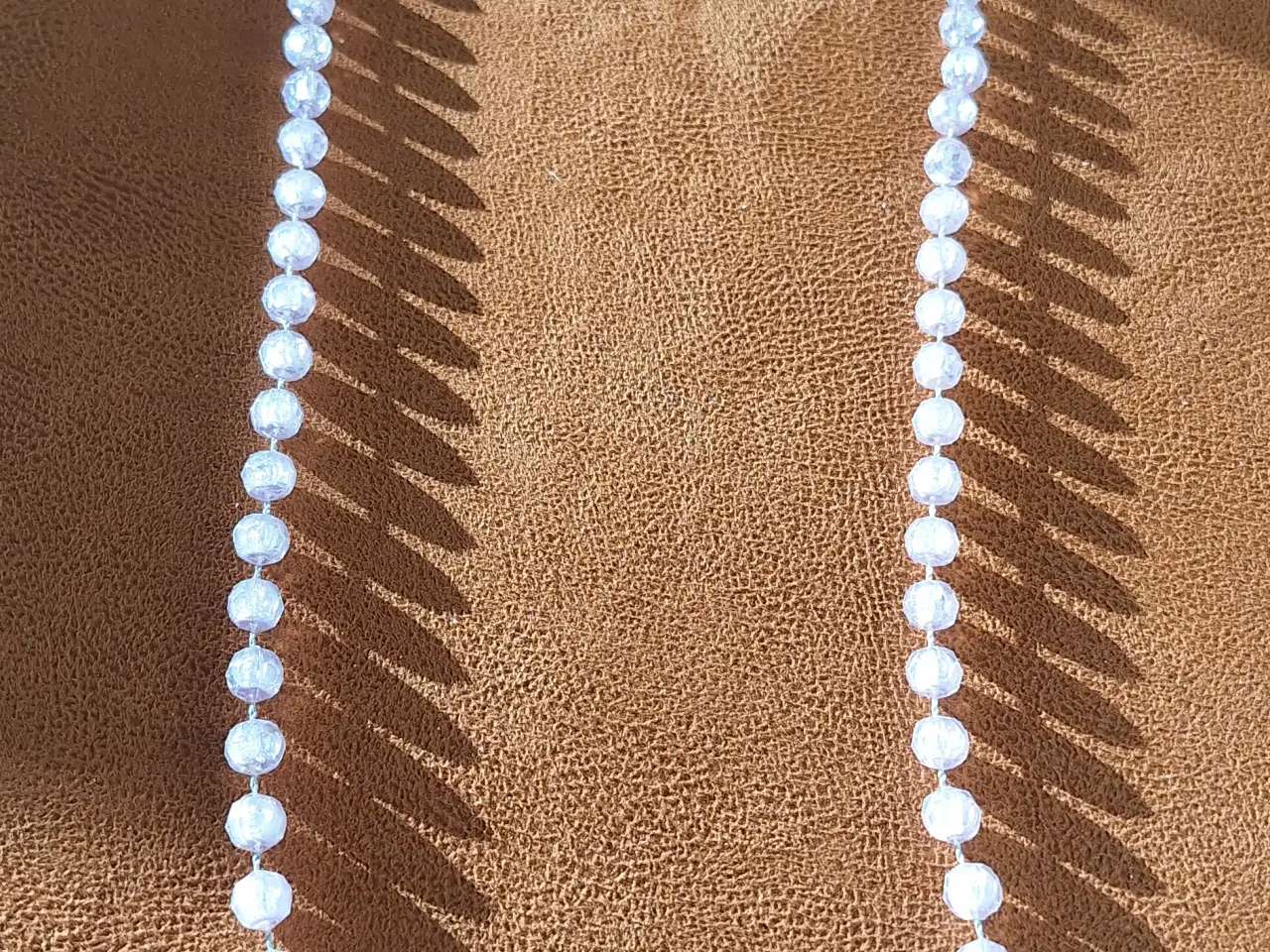 Billede 5 - Lang halskæde af klare perler