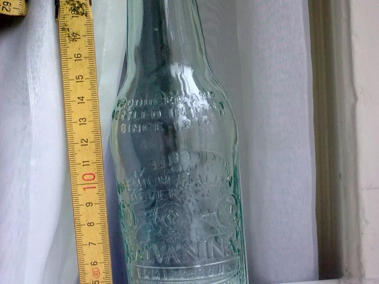 Billede 1 - Veteran bil relief på Italiensk glas flaske O.a.