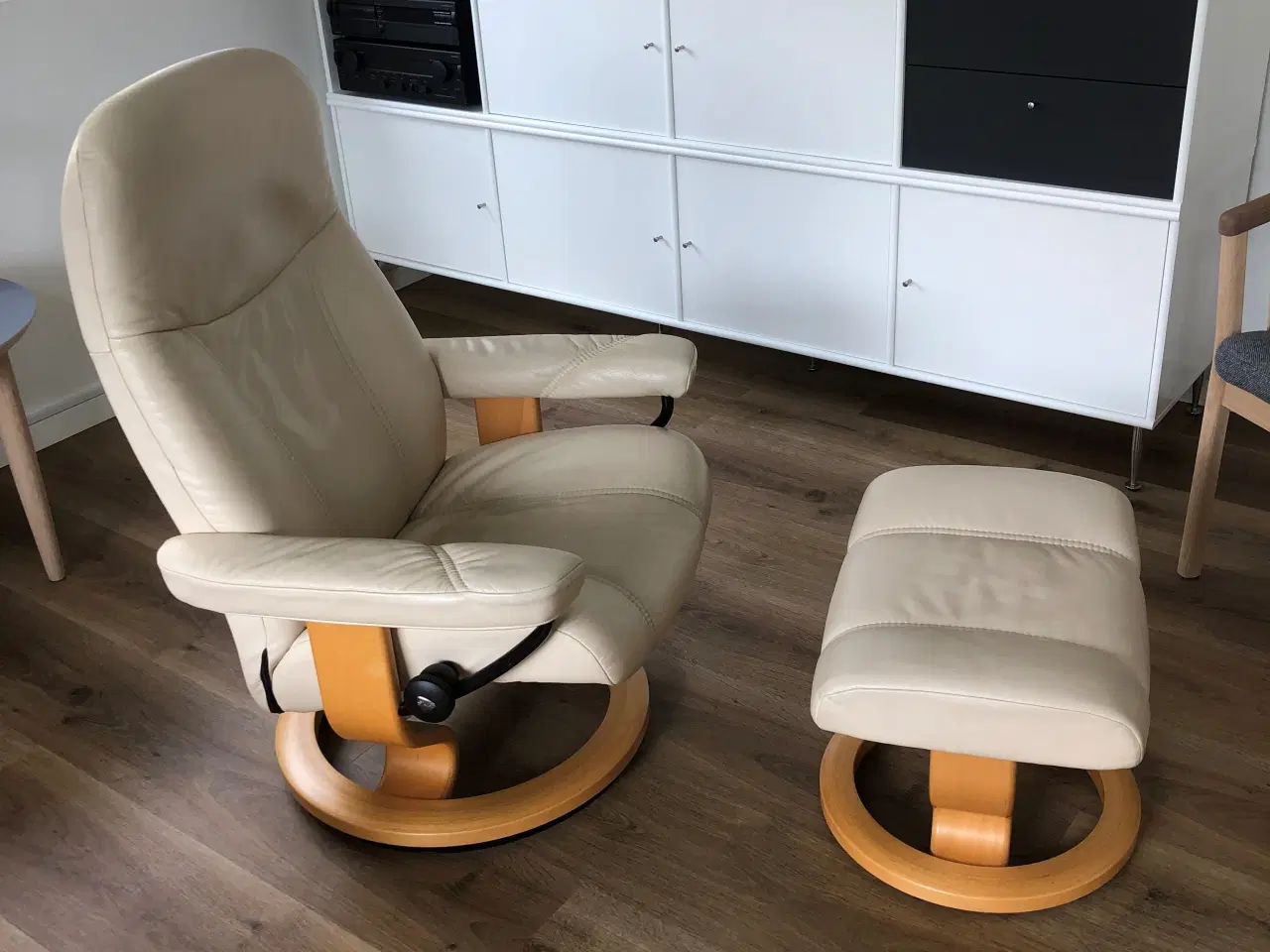Billede 5 - 2 Stressless lænestole+1 fodskammel i creme læder