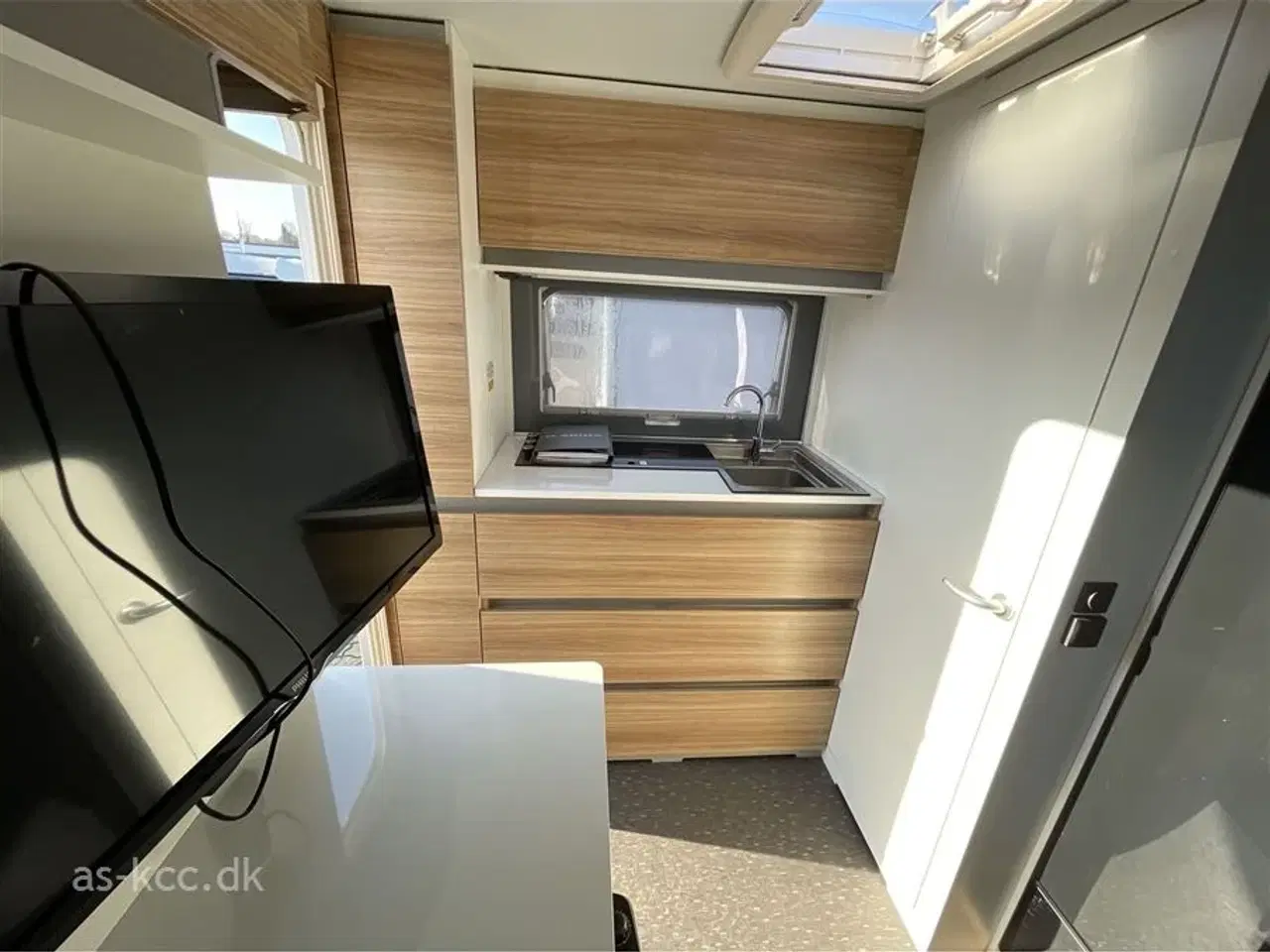 Billede 7 - 2019 - Adria Altea 362 LH 4 Four   Adria Altea LH 4 Four årg. 2019 3 sovepladser, 6 siddepladser Mover, Cykelstativ, Solsejl med sider, Isabella Capri 2,5 m fortelt.SÆLGES FOR KUNDE