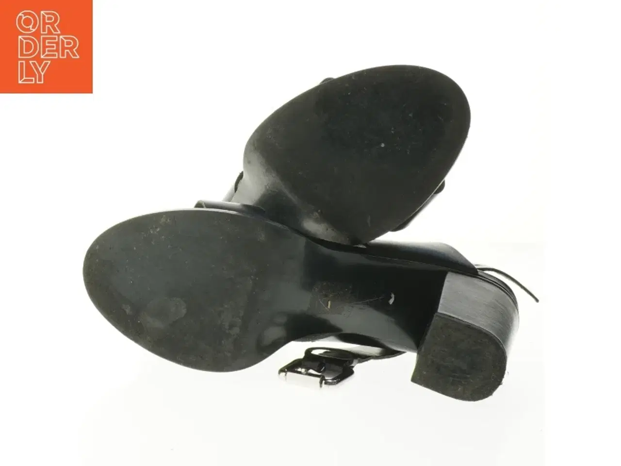 Billede 3 - Sort sandal med hæl (str. 39 cm)