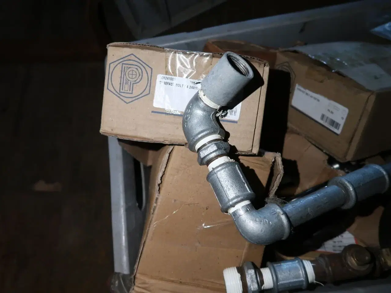 Billede 12 - Grenreol med div. Tagrender, rør m.m.