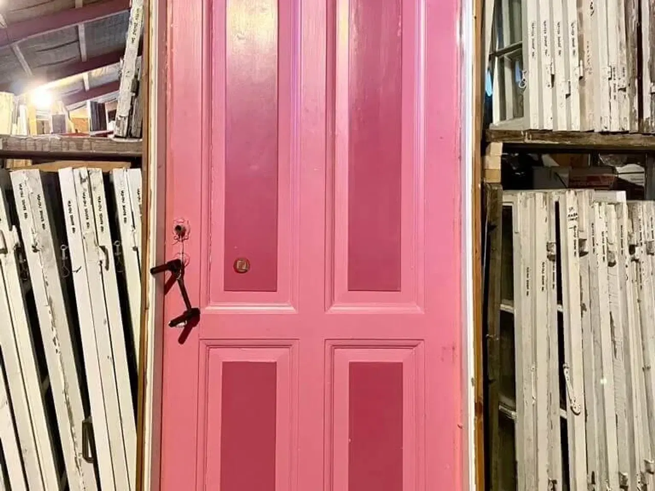 Billede 2 - Klassisk, venstrehængt Dannebrogsdør m. karm