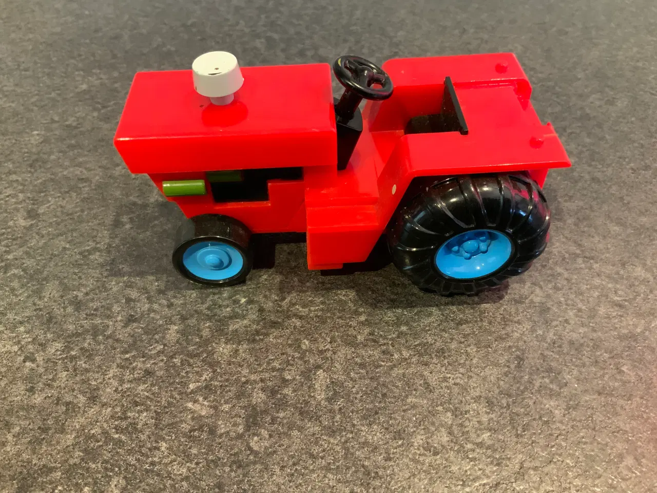 Billede 1 - Postman Per - Allan Thomsens røde traktor 