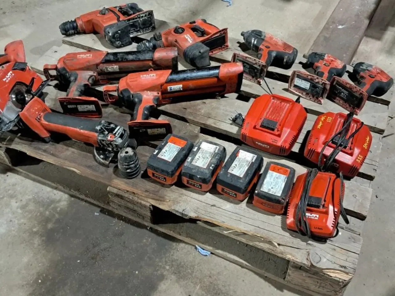 Billede 1 - Hilti En palle med værktøj