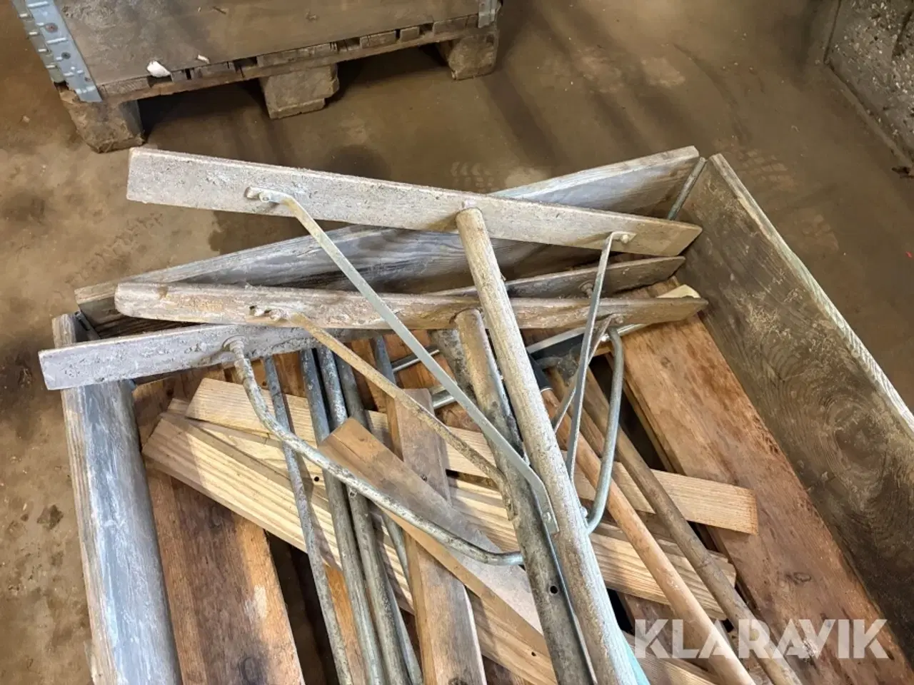 Billede 5 - Lot med koste og retteskinner 2 paller